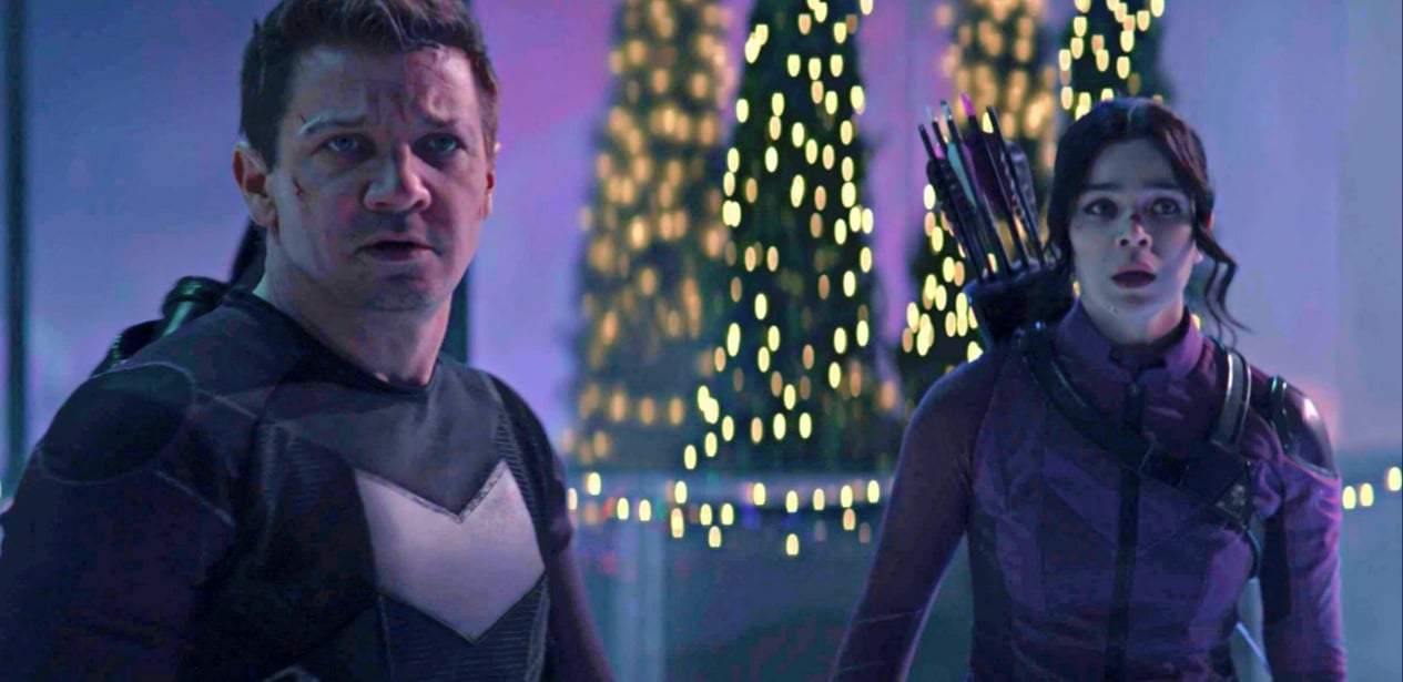 Jeremy Renner como Clint Barton e Hailee Steinfeld como Kate Bishop em Gavião Arqueiro do MCU da Marvel Studios no Disney+